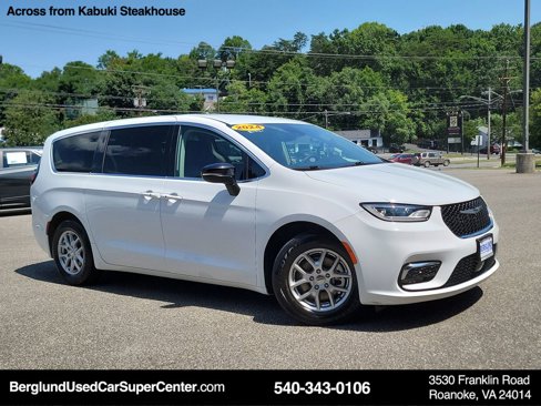 Used 2024 Chrysler Pacifica Touring-L image 2