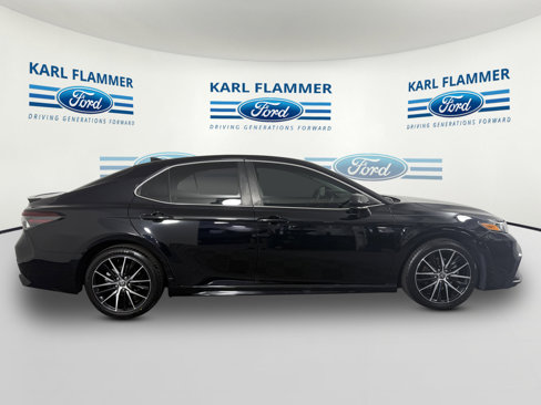 Used 2021 Toyota Camry SE image 2