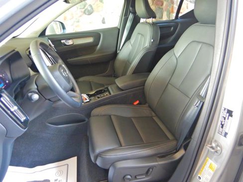 Used 2025 Volvo XC40 B5 Plus image 13