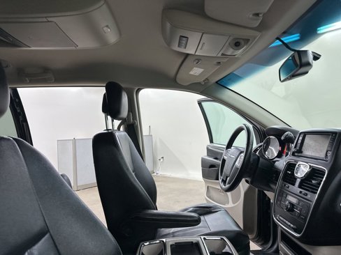 Used 2016 Chrysler Town & Country Touring image 20