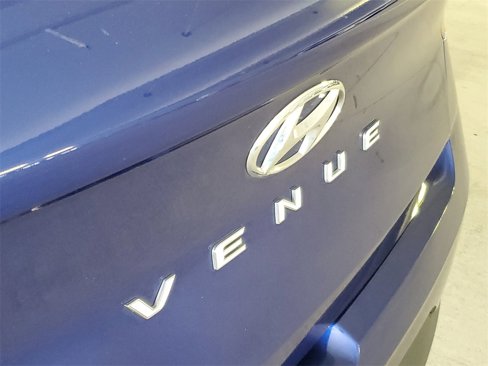 Used 2022 Hyundai Venue Limited image 6