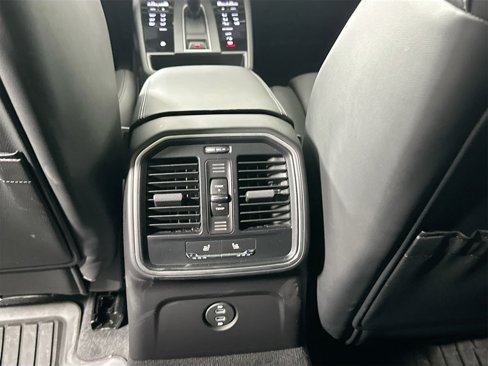 Certified 2025 Porsche Macan image 37