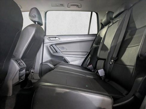 Used 2020 Volkswagen Tiguan SE w/ Panoramic Sunroof Package image 18