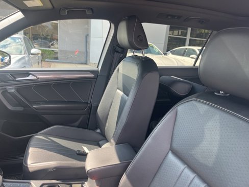 Used 2022 Volkswagen Tiguan SE R-Line image 35