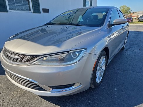 Used 2015 Chrysler 200 Limited w/ Convenience Group image 3