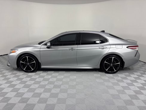 Used 2020 Toyota Camry XSE image 2