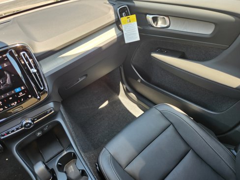 New 2025 Volvo XC40 B5 Core w/ Protection Package image 17