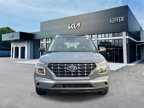 Used 2022 Hyundai Venue Limited image 3