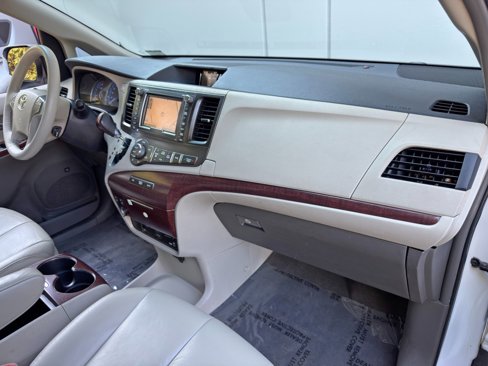 Used 2011 Toyota Sienna XLE image 13