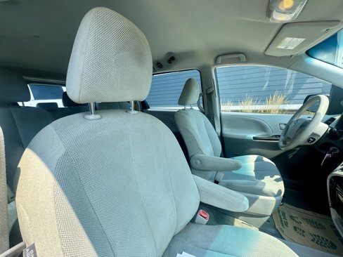 Used 2014 Toyota Sienna L image 18