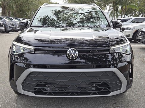 Used 2025 Volkswagen Taos SE image 3