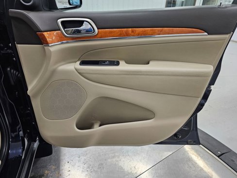 Used 2011 Jeep Grand Cherokee Overland image 27