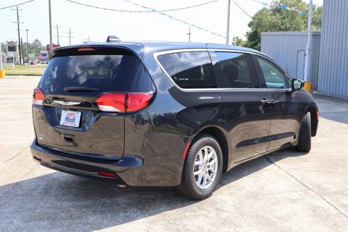Used 2022 Chrysler Voyager LX image 21