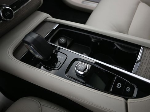 Certified 2024 Volvo XC90 B6 Plus image 25