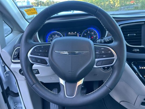 Used 2022 Chrysler Voyager LX image 16