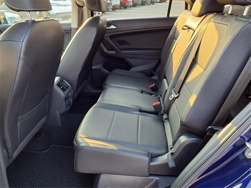 Used 2021 Volkswagen Tiguan SE w/ Panoramic Sunroof Package image 18