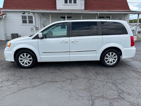 Used 2016 Chrysler Town & Country Touring image 4
