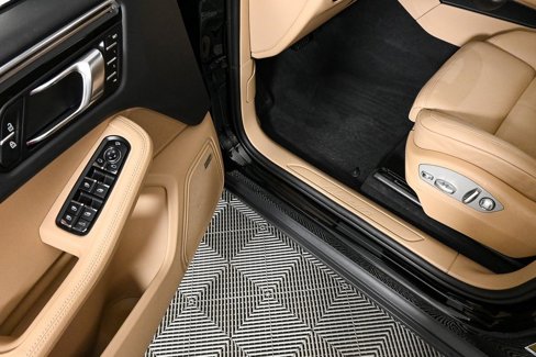 Used 2025 Porsche Macan image 8