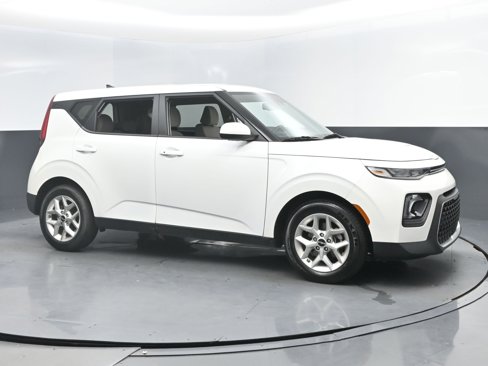 Used 2022 Kia Soul S image 2