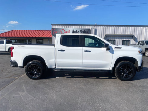 Used 2022 Chevrolet Silverado 1500 LT Trail Boss w/ Convenience Package II image 2