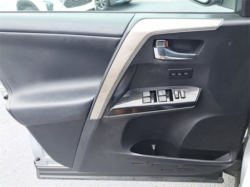 Used 2016 Toyota RAV4 Limited image 2