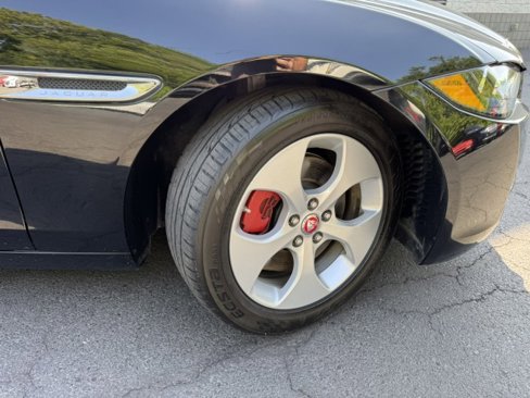 Used 2018 Jaguar XE image 31