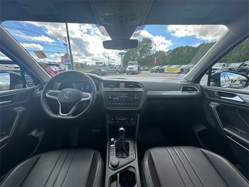 Used 2022 Volkswagen Tiguan SE w/ Panoramic Sunroof Package image 16