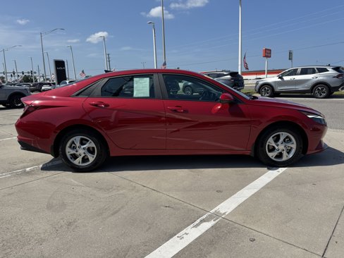 Used 2023 Hyundai Elantra SE image 3