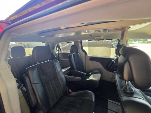 Used 2016 Chrysler Town & Country Limited image 17