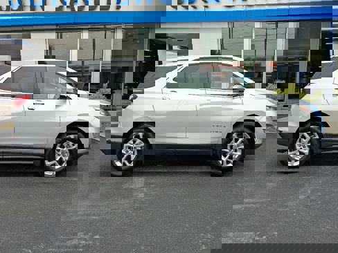 Used 2021 Chevrolet Equinox LT w/ Driver Convenience Package image 7