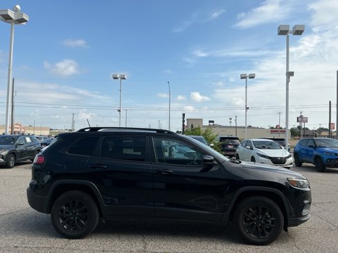 Used 2023 Jeep Cherokee Altitude Lux image 4