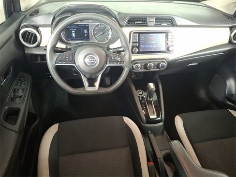 Used 2020 Nissan Versa SV image 2