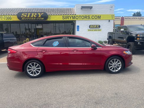 Used 2017 Ford Fusion SE w/ Fusion SE Technology Package image 2