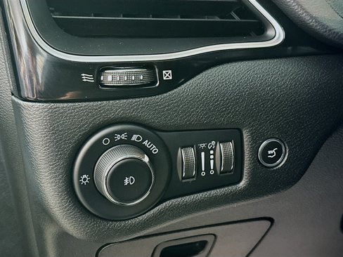 Used 2023 Jeep Cherokee Altitude Lux image 10