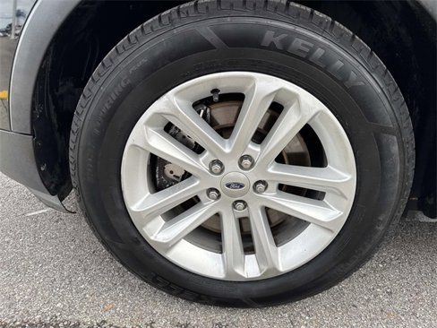 Used 2016 Ford Explorer XLT w/ Equipment Group 202A image 9