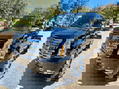 Used 2013 Cadillac Escalade ESV Platinum image 1