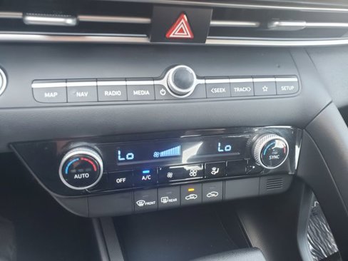 Used 2024 Hyundai Elantra SEL image 17