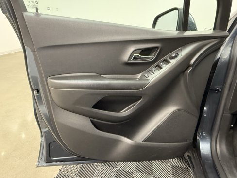 Used 2022 Chevrolet Trax LS w/ Tint and Cruise Package image 8