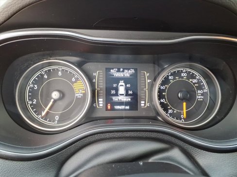 Certified 2019 Jeep Cherokee Latitude w/ Cold Weather Group image 10