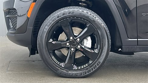Used 2023 Jeep Grand Cherokee Altitude image 10
