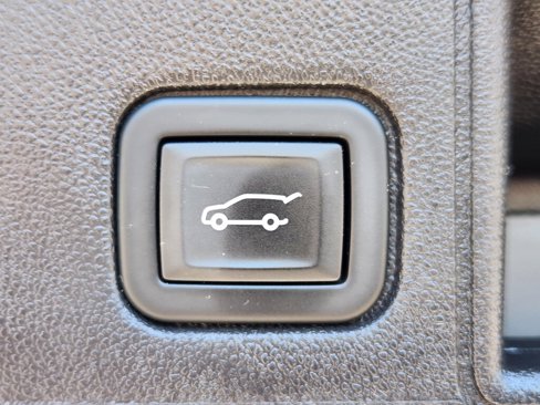 Used 2024 GMC Terrain SLT image 13