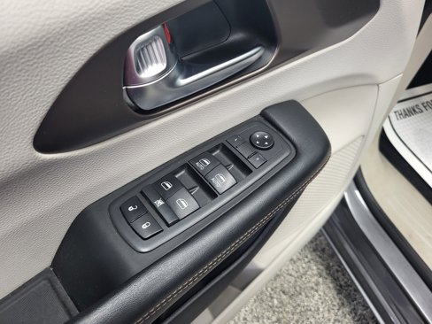 Used 2019 Chrysler Pacifica LX image 4
