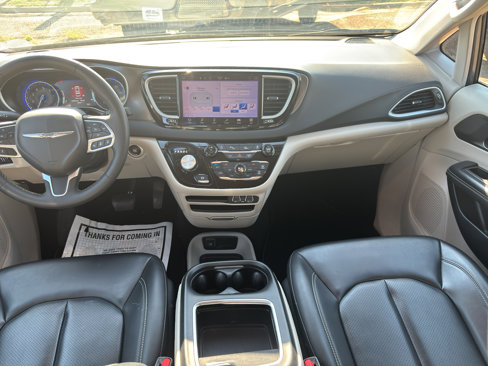 Used 2023 Chrysler Pacifica Touring-L image 17