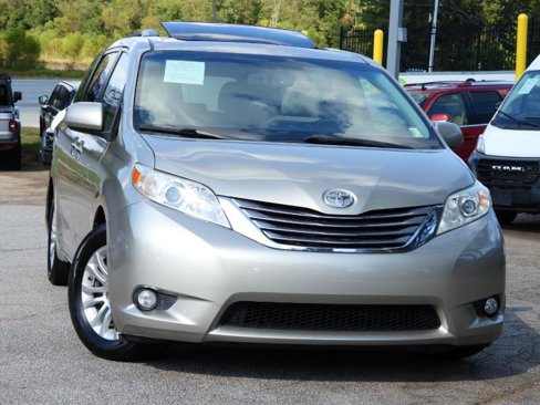 Used 2015 Toyota Sienna XLE image 8