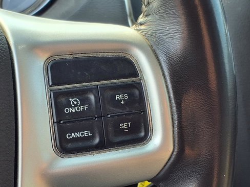 Used 2016 Chrysler Town & Country Touring image 16