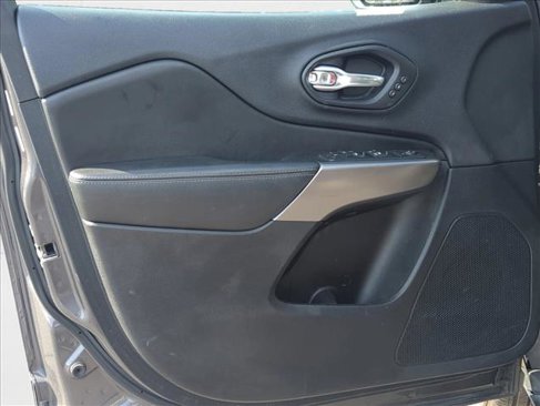 Used 2019 Jeep Cherokee Limited image 18