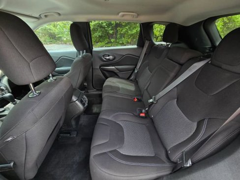 Used 2019 Jeep Cherokee Latitude w/ Cold Weather Group image 12