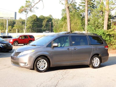 Used 2014 Toyota Sienna XLE image 12