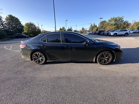 Used 2018 Toyota Camry SE image 2