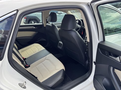 Used 2015 Volkswagen Passat TDI SE image 15